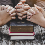 A heresia rompe a comunhão ao afastar o fiel da verdade que sustenta a unidade da Igreja, conforme analisa Jose Eduardo De Oliveira e Silva.