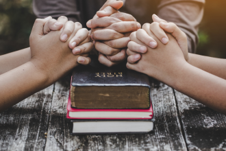 A heresia rompe a comunhão ao afastar o fiel da verdade que sustenta a unidade da Igreja, conforme analisa Jose Eduardo De Oliveira e Silva.