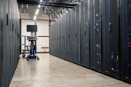 Armários metálicos com servidores, dispositivos de rede e cabos em um datacenter moderno