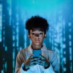 Adolescente segura um smartphone diante de um cenário digital futurista.