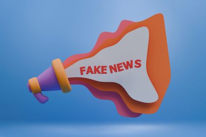 Ilustração 3D de um megafone colorido com a expressão “Fake News”, representando a propagação de desinformação.