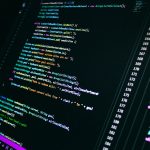 Linhas de código colorido exibidas em uma tela de computador.