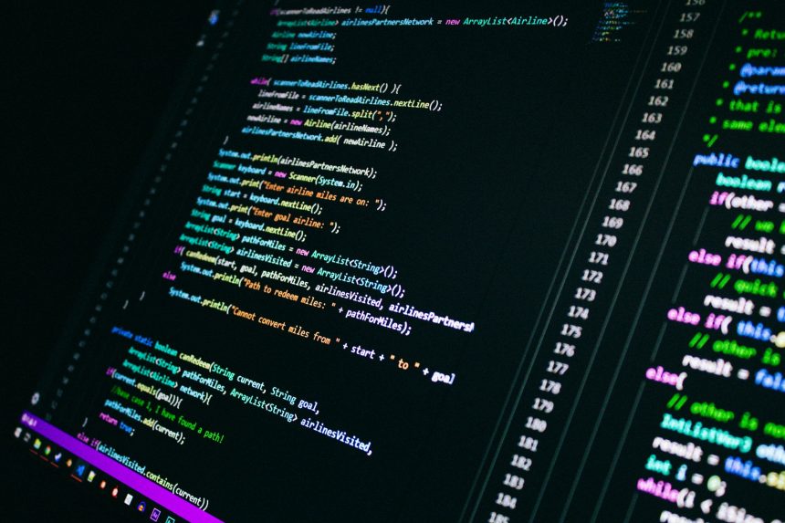 Linhas de código colorido exibidas em uma tela de computador.