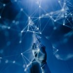 Mão robótica diante de uma rede digital azul, representando a integração entre inteligência artificial e conectividade avançada.