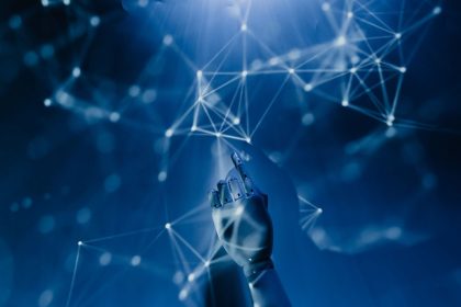 Mão robótica diante de uma rede digital azul, representando a integração entre inteligência artificial e conectividade avançada.
