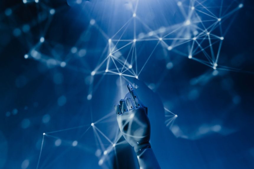 Mão robótica diante de uma rede digital azul, representando a integração entre inteligência artificial e conectividade avançada.