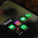 Close de um smartphone exibindo ícones de aplicativos de redes sociais na tela