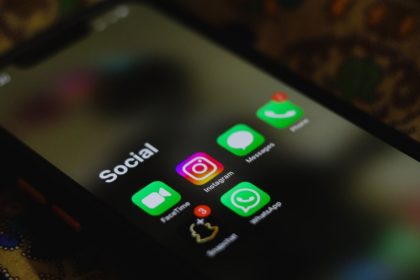 Close de um smartphone exibindo ícones de aplicativos de redes sociais na tela