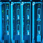 Racks de servidores iluminados em um data center, representando infraestrutura para processamento computacional de larga escala.