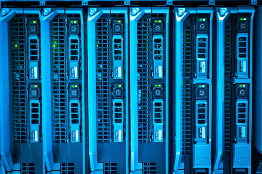 Racks de servidores iluminados em um data center, representando infraestrutura para processamento computacional de larga escala.