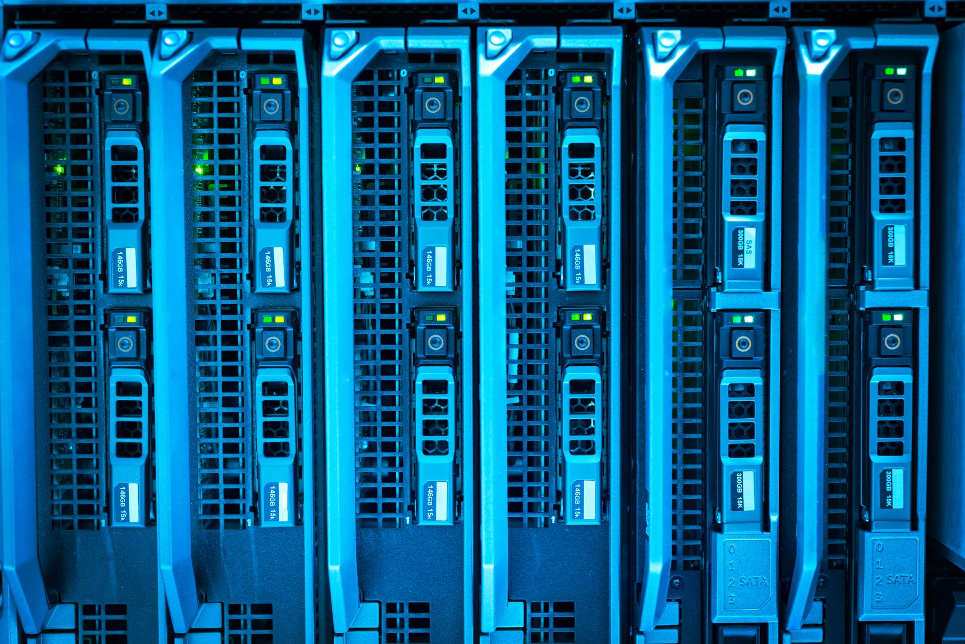 Racks de servidores iluminados em um data center, representando infraestrutura para processamento computacional de larga escala.