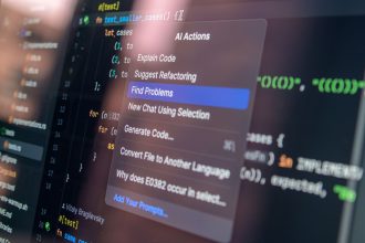 Tela de computador exibindo código e opções de assistência de inteligência artificial para depuração e resolução de problemas.