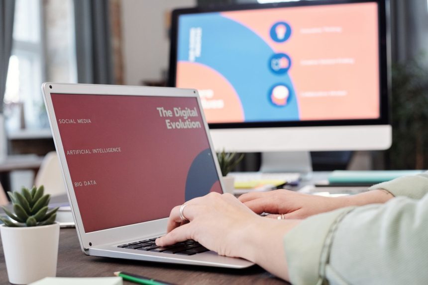 Pessoa usa um laptop em um escritório moderno diante de uma representação visual de evolução digital e inteligência artificial.